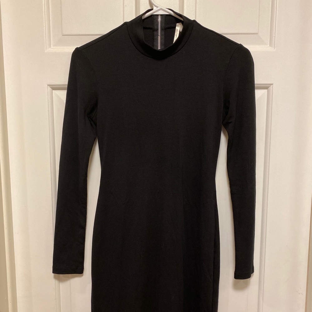 Long sleeves turtle neck dress with back cutout